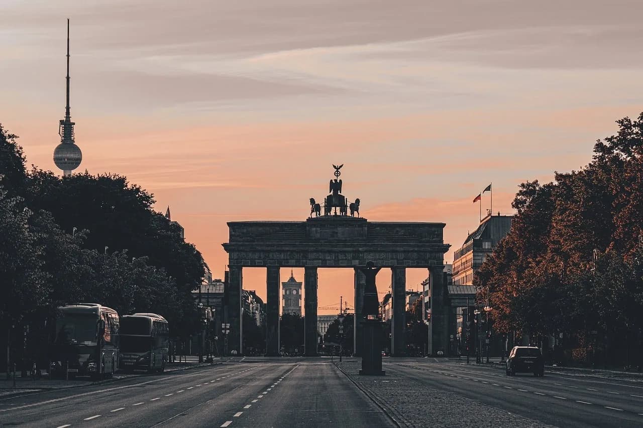 Berlin Stadt Großstadt Brandenburger Tor Fernsehrturm City Hauptstadt Straße