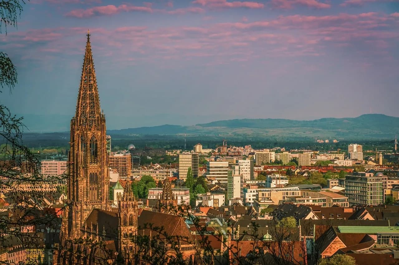Freiburg im Breisgau Luftaufnahme Kirche Altstadt Abend