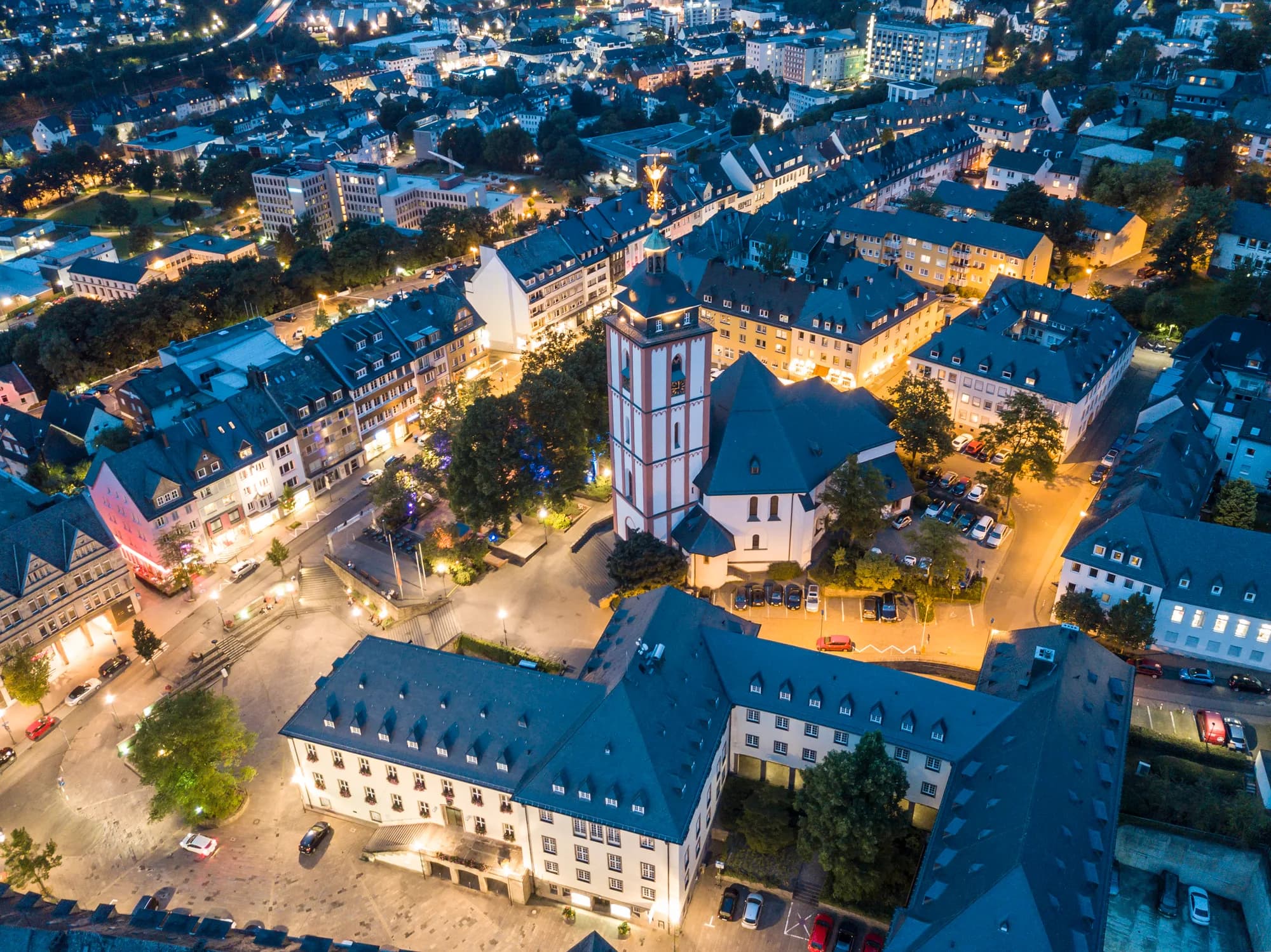 Luftaufnahme über die Altstadt von Siegen in der Abenddämmerung. Nordrhein-Westfalen, Deutschland